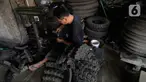 Pekerja membuat karet bushing stabilizer dan karet engine mounting khusus mobil yang terbuat dari ban bekas alat berat di Bambu Papus, Tangerang Selatan, Rabu (11/11/2020). Pada masa pendemi pemesanan karet bushing menurun hingga 50 persen kini berlahan-lahan mulai stabil. (merdeka.com/Dwi Narwoko)