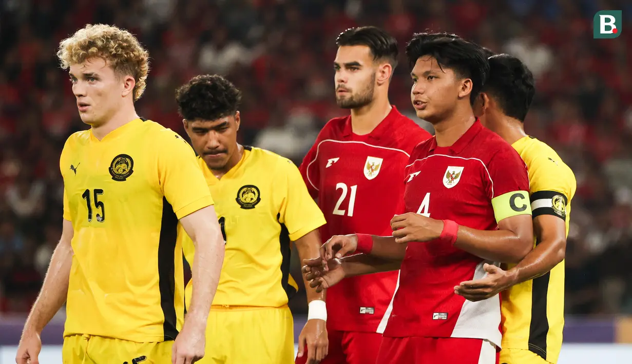 Pemain Timnas Indonesia U-23, Jens Raven (tengah) dan Kadek Arel mendapatkan penjagaan dari pemain Malaysia dalam laga Grup A Piala AFF U-23 2025 di Stadion Utama Gelora Bung Karno (SUGBK), Senayan, Jakarta, Senin (21/07/2025). (Bola.com/Abdul Aziz)