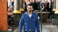 Direktur Artistik Louis Vuitton Dianugerahi Gelar Ksatria oleh Pemerintah Prancis