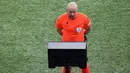 <p>Wasit Syzmon Marciniak meninjau layar Video Assistant Referee (VAR) pada laga laga lanjutan Grup F Liga Champions 2023/2024 antara PSG melawan Newcastle United di Parc des Princes, Paris, Prancis, Rabu (29/11/2023) dini hari WIB. (AFP/Alain Jocard)</p>