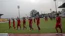 Pemain timnas U-22 memberikan tepuk tangan kepada suporter usai menang melawan Myanmar dalam perebutan medali perunggu Sea Games 2017 di Stadion MPS, Selayang, Malaysia, Selasa (29/8). Indonesia menang dengan skor 3-1. (Liputan6.com/Faizal Fanani)