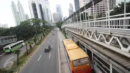 Suasana arus lalu lintas di Jalan Sudirman, Jakarta,Senin (11/7). Banyaknya pemudik yang belum kembali ke Ibu Kota menyebabkan arus lalu lintas di jalan protokol relatif lebih lengang dibanding hari biasa. (Liputan6.com/Immanuel Antonius)