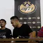 Mantan Pemain Timnas, Ponaryo Astaman, Maman Abdurahman dan Manajer Timnas, Andi Darussalam, saat jumpa pers di Jakarta, kamis (20/12). Para pemain tersebut membantah terlibat pengaturan skor di Piala AFF 2010. (Bola.com/M Iqbal Ichsan)