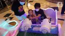 Anak-anak bermain di wahana permainan Lotte Shopping Avenue, Jakarta, Rabu (20/10/2021). Pemerintah kembali melakukan penyesuaian aktivitas masyarakat yang mulai dapat diberlakukan pada periode PPKM. (Liputan6.com/Herman Zakharia)