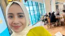 Menggendong Baby Lily, Nagita Slavina tampil cantik mengenakan outfit warna kuning dengan hijab putih gading polos. [Foto: Instagram/raffinagita1717]