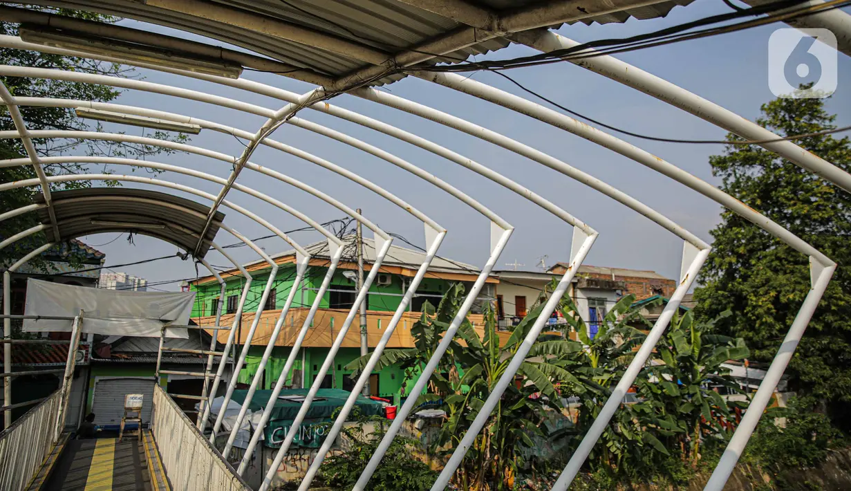 Kondisi jembatan penyeberangan orang (JPO) Jayakarta di kawasan Menteng, Jakarta, Kamis (12/11/2020). Kondisi JPO yang dibangun pada pertengahan 2016 tersebut kini sangat memprihatinkan dengan atap yang sebagian hilang. (Liputan6.com/Faizal Fanani)