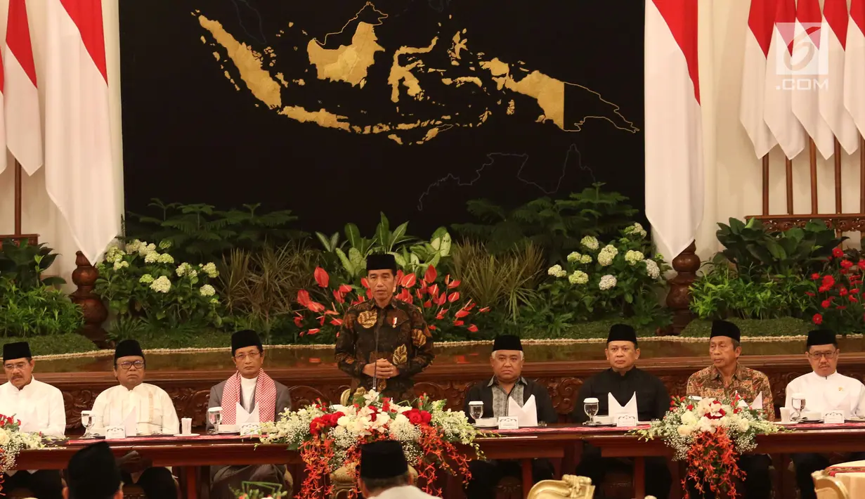 Presiden Joko Widodo atau Jokowi memberi sambutan saat buka puasa bersama di Istana Negara, Jakarta, Jumat (18/5). Jokowi mengundang para pejabat negara, tokoh agama Islam, dan pengusaha Tanah Air. (Liputan6.com/Angga Yuniar)