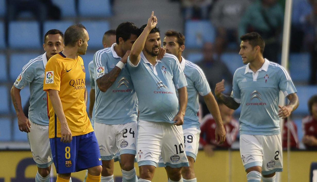 Pemain Celta Vigo, Nolito (C) merayakan gol setelah timnya menang 4-1 melawan Barcelona di Stadion Balaidos,  Vigo. (23/9/2015). (AFP Photo/Miguel Riopa)