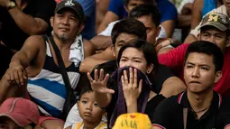 Warga Filipina bereaksi saat menyaksikan petinju Manny Pacquiao, melawan petinju Australia Jeff Horn, pada perebutan gelar kelas welter WBO, di Manila, Minggu (2/7). Pacquiao dinyatakan kalah angka dalam laga yang berlangsung di Brisbane. (Noel CELIS/AFP)