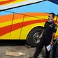 Petugas gabungan dari Kementerian Perhubungan memeriksa kondisi salah satu bus angkutan Lebaran 2016 di Tangerang Selatan, Rabu (29/6). Tidak hanya armada bus, nantinya pengemudi juga diperiksa dan harus memenuhi standar. (Liputan6.com/Helmi Afandi)