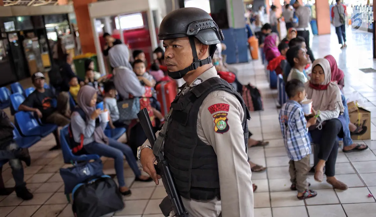 Pasukan Brimob Polda Metro Jaya bersenjata lengkap berjaga di Terminal Kampung Rambutan, Jakarta, Selasa (19/6). Penjagaan dilakukan untuk memberi rasa aman kepada pemudik pada arus balik Lebaran 2018. (Liputan6.com/Faizal Fanani)