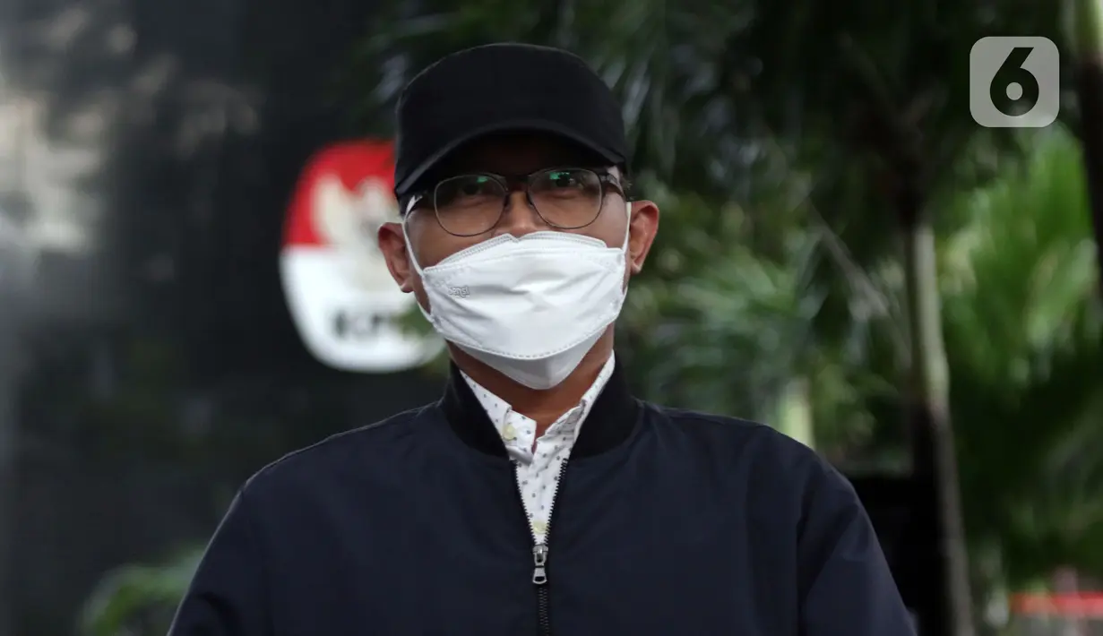 Ketua DPRD Kota Bekasi Chairoman J Putro meninggalkan Gedung KPK usai diperiksa, Jakarta, Selasa (25/1/2022). Chairoman J Putro diperiksa penyidik KPK sebagai saksi dalam kasus dugaan suap pengadaan barang dan jasa serta lelang jabatan di Pemerintahan Kota Bekasi. (Liputan6.com/Helmi Fithriansyah)