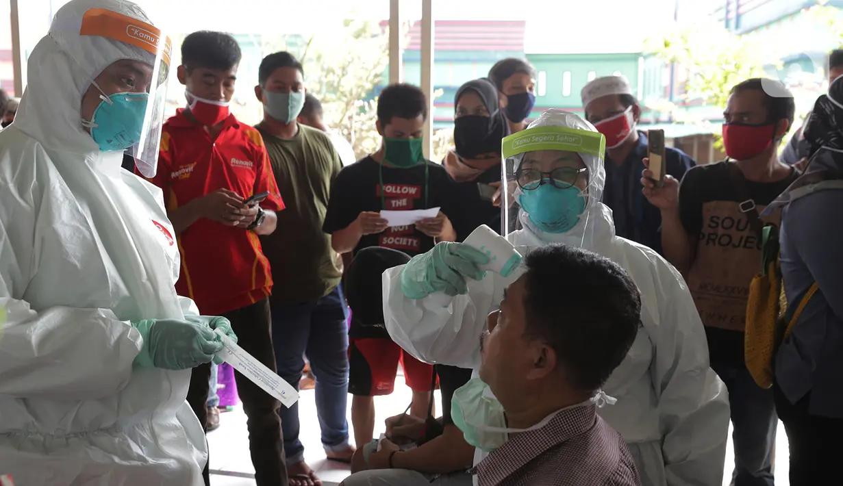 Petugas medis Gugus Tugas Kabupaten Bogor melakukan swab test dan rapid test kepada pedagang Pasar Cileungsi, Kabupaten Bogor, Jawa Barat, Selasa (16/6/2020). Para pedagang dengan sukarela ikut serta menjalani rapid test dan swab test. (merdeka.com/Imam Buhori)