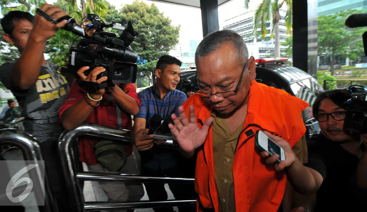 Tersangka kasus perantara suap kepada panitera PN Jakarta Pusat, Doddy Arianto Supeno enggan menjawab pertanyaan wartawan saat tiba di KPK, Jakarta, Selasa (7/6). (Liputan6.com/Helmi Afandi)