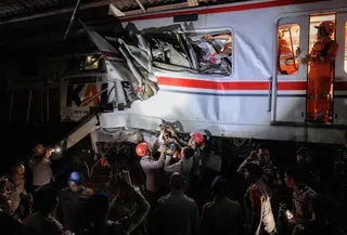 Tim penyelamat bekerja di lokasi terjadinya tabrakan kecelakaan Kereta Api Jarak Jauh (KAJJ) Argo Bromo Anggrek dengan Kereta Rel Listrik (KRL) Commuter Line di Stasiun Bekasi Timur, Jawa Barat, pada Selasa 28 April 2026 dini hari. (Yasuyoshi Chiba/AFP)