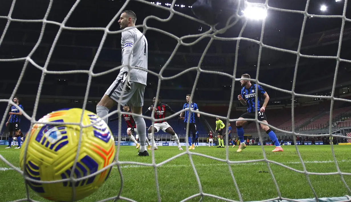 Reaksi kiper Inter Milan Samir Handanovic setelah pemain AC Milan Zlatan Ibrahimovic mencetak gol ke gawangnya pada pertandingan perempat final Coppa Italia di Stadion San Siro, Milan, Italia, Selasa (26/1/2021). Inter Milan menang 2-1. (Spada/LaPresse via AP)