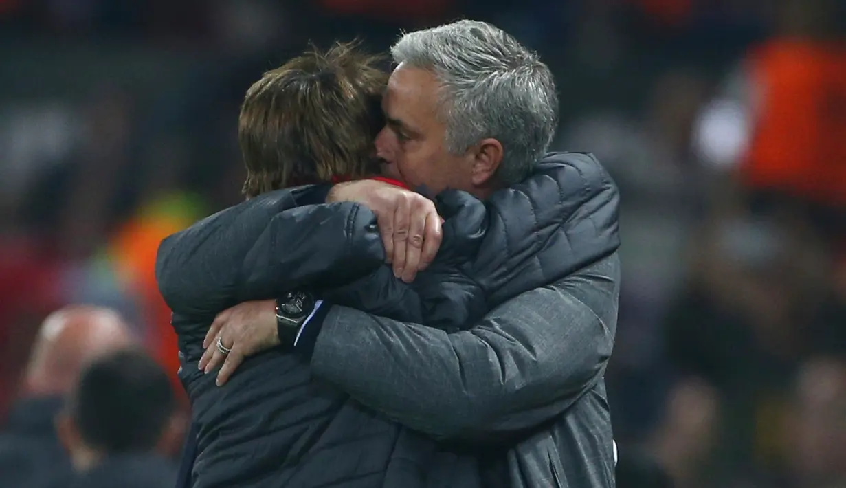 Ekspresi Mourinho usai MU memastikan diri ke Final Liga Europa, Inggris, Jumat (12/5). MU akan bertemu Ajax pada laga final di Friends Arena, Solna, Swedia, 24 Mei mendatang. (AP/ Dave Thompson)