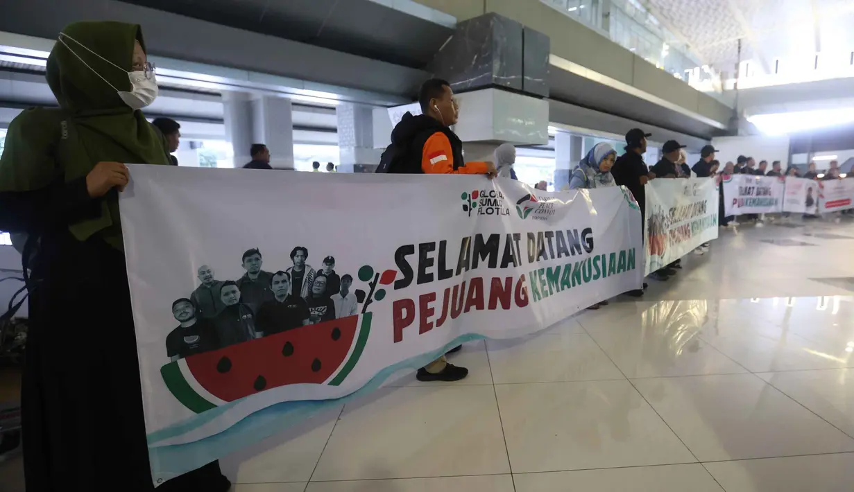 Sejumlah relawan bersiap menyambut kembalinya aktivis dan jurnalis yang tergabung dalam misi Global Sumud Flotilla 2.0 di pintu kedatangan Terminal 3 Bandara Internasional Soekarno-Hatta pada Minggu (24/5/2026) sore. (Kapanlagi.com/Budy Santoso)