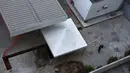 Seorang karyawan memeriksa lokasi ditemukannya bom dari masa Perang Dunia II di Kota Thessaloniki, Yunani, 9 Februari 2017. Penemuan bom itu ketika memperluas area tangki bawah tanah sebuah pompa bensin di Kota Thessaloniki. (AP Photo/Giannis Papanikos)