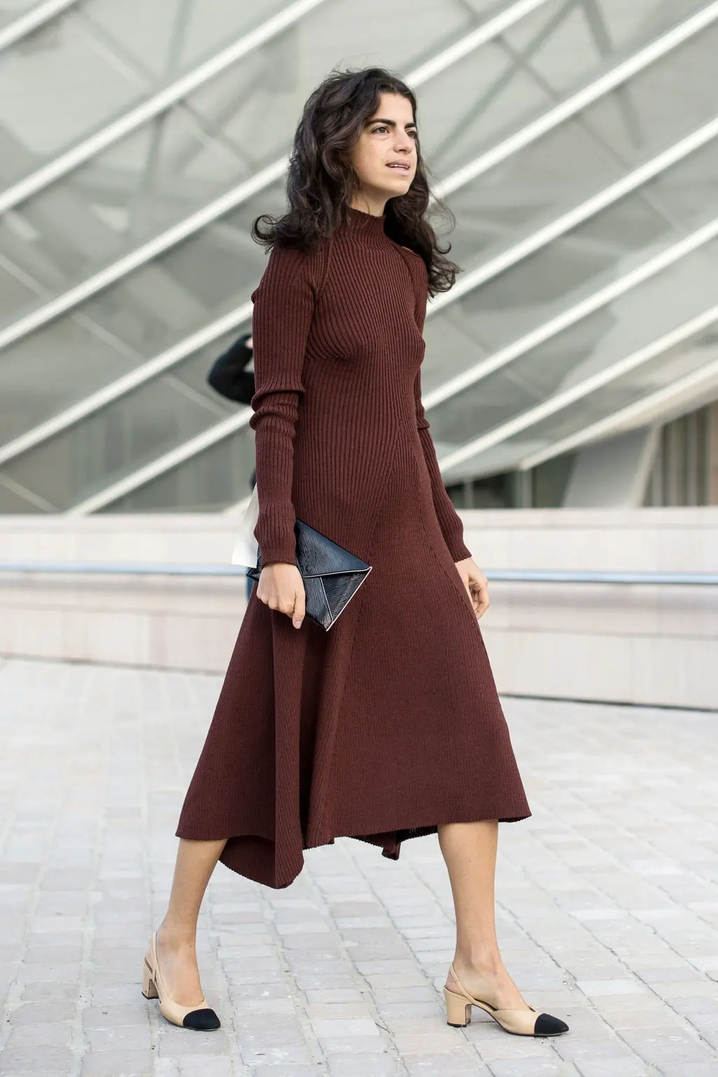Mix and match sweater dress yang bikin penampilan tetap bisa gaya. (Image: glamour.com)