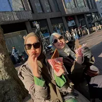 OOTD Paula Verhoeven dan Tya Ariestya di Belanda. [@paula_verhoeven]