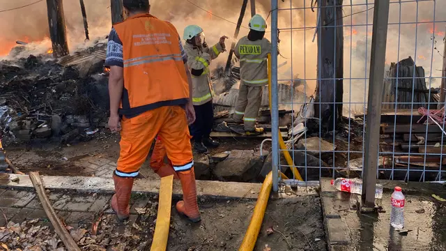 Kebakaran rumah sepi permanen dan lapak pedagang di kawasan Pejagalan, Penjaringan Jakarta Utara pada Rabu (14/8/2024).