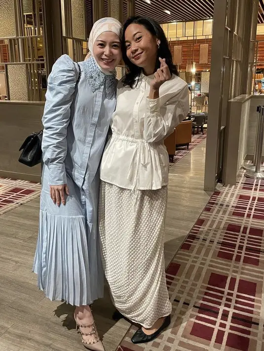 Dress biru berdetail lengan pump dan bawahan plisket dengan krah bordiran seperti yang dikenakan Ayana ini membuat busana lebaran cukup unik. Credit: Instagram (@xolovelyayana)
