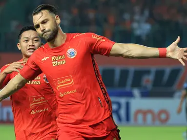 Persija Jakarta sukses mencatatkan kemenangan pertamanya di BRI Liga 1 2023/2024 setelah mengalahkan tamunya Bhayangkara FC dengan skor 4-1 di Stadion Patriot Candrabhaga, Bekasi, Minggu (16/7/2023). Dalam laga pekan ketiga tersebut, Persija tertinggal terlebih dahulu saat laga baru berjalan 6 menit lewat gol Crislan. Tuan rumah berhasil melakukan comeback sempurna dengan mencetak 4 gol, yang disumbangkan Riko Simanjuntak pada menit ke-15, Marko Simic (18', 34') dan Akbar Arjunsyah (74'). Dengan hasil ini Persija sementara naik ke posisi 6 klasemen sementara dengan koleksi 5 poin. (Bola.com/M Iqbal Ichsan)