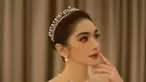 Gaun pengantin yang dikenakan Angel Karamoy memiliki potongan square neckline yang elegan dengan lengan panjang berbahan lace transparan. Siluet ball gown yang mengembang dengan ekor panjang menambah kesan mewah bak putri kerajaan. Aksesori tiara kristal dan anting mutiara semakin mempercantik tampilannya. (Liputan6.com/IG/@realangelkaramoy)