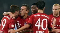 Gelandang Bayern Muenchen Mario Goetze (Kiri) merayakan gol bersama pemain lainnya pada Audi Football Summit 2015 di Stadion Shanghai, Cina, Selasa, (21/07 2015). Bayern menang atas Inter Milan dengan skor 1-0. (AFP PHOTO/JOHANNES EISELE)