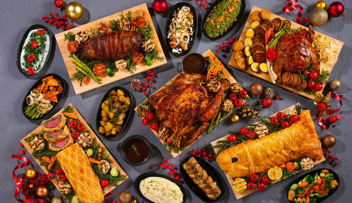 Mulailah "waktu paling menyenangkan tahun ini" dengan santap siang dan santap malam prasmanan yang mewah. Tim kuliner SATOO telah menciptakan pengaturan hidangan mewah yang dapat Anda nikmati bersama orang yang Anda cintai. Kenikmatan Natal yang meriah seperti Roasted Traditional Herbs Norbest Turkey, Norwegian Salmon Coulibiac, Classic Australian Beef Wellington, Roasted Prime Rib Eye, Boneless Leg of Lamb Stuffed dengan Prunes dan Chestnuts, dan Pan Seared Foie Gras dengan Garlic Butter Brioche tersedia bagi pengunjung untuk bersenang-senang dalam memuaskan
selera mereka. / Foto dok Shangri-La Jakarta.