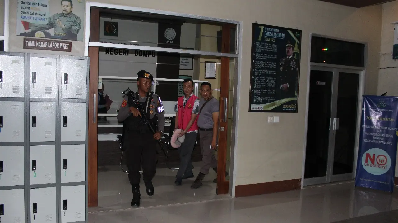Dugaan korupsi, Kejari Dompu menahan kontraktor pelaksana pembangunan Puskesmas Dompu Kota, NTB. (Foto: Liputan6.com/Miftahul Yani)
