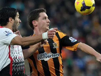 Duel Antara Alex Bruce dan Luis Suarez selama pertandingan sepak bola Liga Utama Inggris antara Hull City dan Liverpool di Stadion KC Hull pada Ahad (1/12/2013)(AFP/Lindsey Parnaby).
