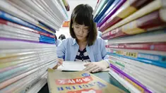 Seorang siswi sekolah menengah mengerjakan soal menjelang ujian tahunan "Gaokao" atau ujian masuk perguruan tinggi di China, Handan, provinsi Hebei Utara (23/5). Gaokao China akan berlangsung 7-8 Juni tahun ini. (AFP Photo/China Out)