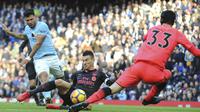 Striker Manchester City, Sergio Aguero, berusaha membobol gawang Arsenal yang dijaga Petr Cech pada laga Premier League di Stadion Ettihad, Manchester, Minggu (5/11/2017). City menang 3-1 atas Arsenal. (AP/Rui Vieira)
