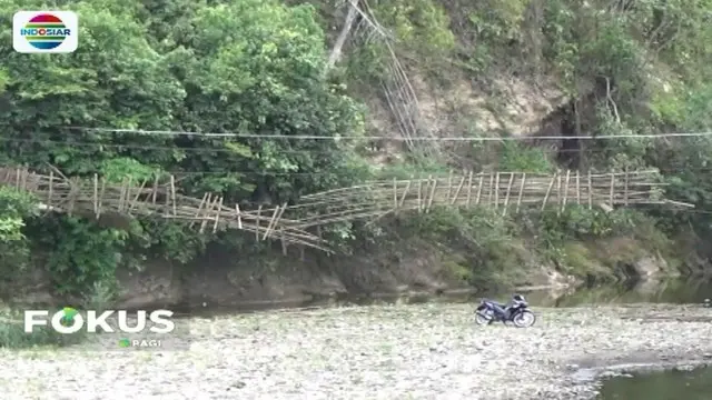 Jembatan gantung di Ciamis ambruk, belasan orang di atasnya terlempar seketika. Akibatnya para korban mengalami luka robek hingga patah tulang.