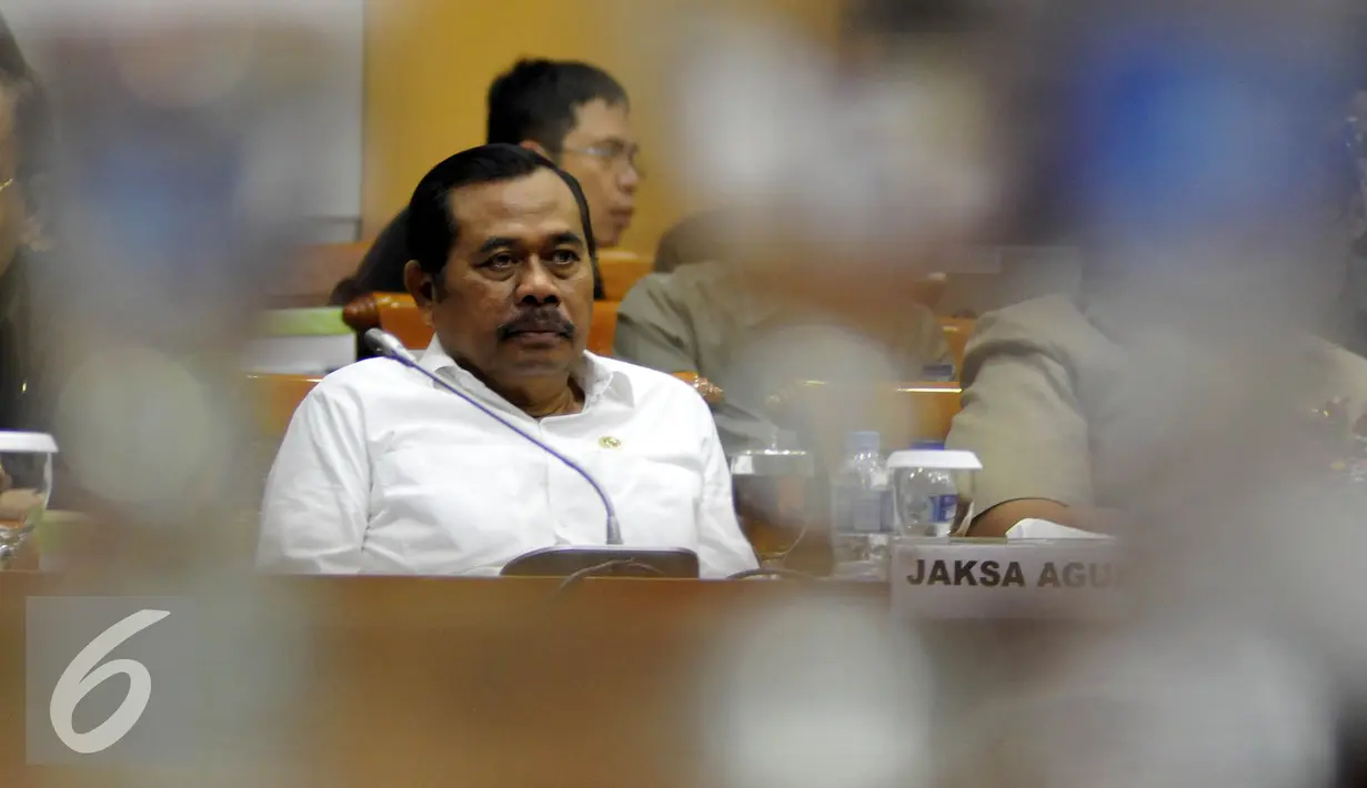 Jaksa Agung HM Prasetyo saat mengikuti rapat kerja dengan komisi III DPR, Jakarta, Selasa (19/1). Rapat ini juga membahas penjelasan kasus yang diduga melibatkan mantan ketua DPR Setya Novanto dalam kasus PT.FreePort. (Liputan6.com/JohanTallo)