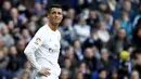 Bintang Real Madrid, Cristiano Ronaldo terlihat sedih usai gagal mencetak gol ke gawang Atletico Madrid pada lanjutan La Liga Spanyol pekan ke-26 di Stadion Santiago Bernabeu, Sabtu (27/2/2016) Malam WIB. (REUTERS/Juan Medina)
