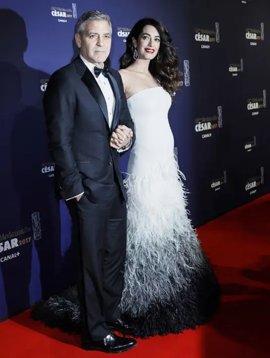 “Pagi ini Amal dan George menyambut datangnya Ella dan Alexander Clooney di dalam kehidupan mereka. Ella, Alexander dan Amall berada dalam kondisi yang sehat, bahagia dan baik-baik selalu,” tutur sumber dilansir Ace Showbiz (6/6/2017). (AFP/Bintang.com)