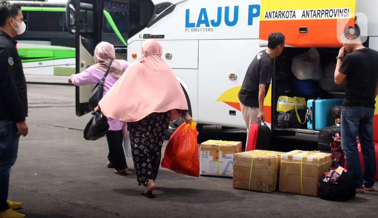 Calon penumpang bersiap untuk naik bus di kawasan Terminal Kampung Rambutan, Jakarta Timur, Senin (12/12/2022). Kepala Terminal Bus Kampung Rambutan Yuza Ramadhoni mengatakan lonjakan penumpang diprediksi akan terjadi mulai H-7 libur Natal dan Tahun Baru (Nataru), sementara untuk saat ini belum terjadi lonjakan penumpang dan masih terbilang lengang. (Liputan6.com/Magang/Aida Nuralifa)