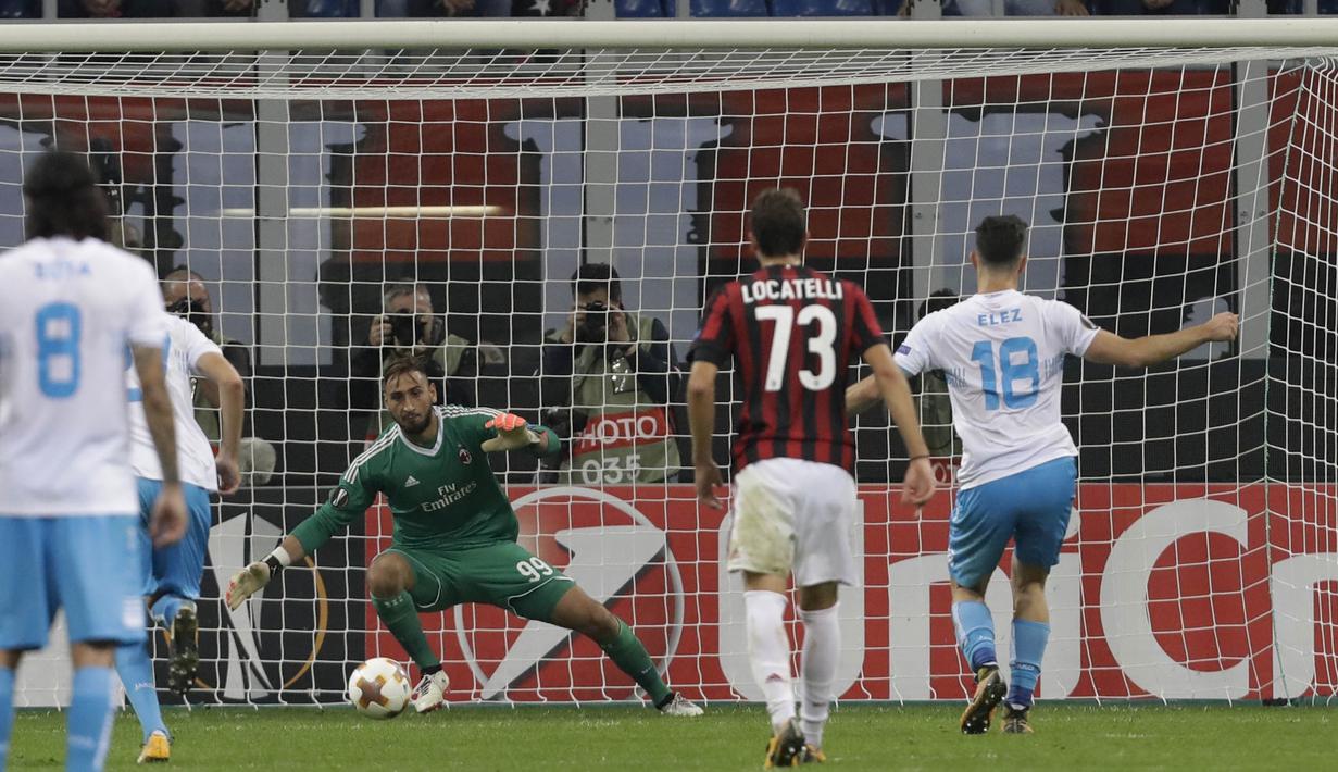 Kiper AC Milan, Gianluigi Donnarumma, berusaha menghalau tendanga penalti bek Rijeka, Josip Elez, pada laga Liga Europa di Stadion San Siro, Milan, Kamis (28/9/2017). AC Milan menang 3-2 atas  Rijeka. (AP/Luca Bruno)