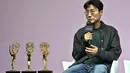 Sutradara Korea Selatan Hwang Dong-hyuk berbicara selama konferensi pers perayaan Emmy untuk serial Netflix "Squid Game" di Seoul, Korea Selatan (16/9/2022). Sutradara Squid Game ini menyingkirkan nomine lainnya, yakni Jason Bateman (Ozark), Ben Stiller (Severance), Mark Mylod (Succession), Cathy Yan (Succession), Lorene Scarafia (Succession), dan Karyn Kusama (Yellowjackets). (AFP/Jung Yeon-je)