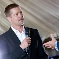Brad Pitt memang sudah menang soal tuduhan terhadap kekerasan anak, namun saat ini ia masih terus berusaha untuk move on dari Angelina Jolie. Mencari wanita lain untuk dicintai, sama sekali belum muncul di benaknya. (AFP/Bintang.com)