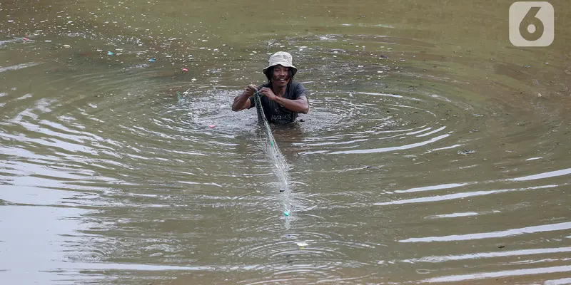 Menjaring Ikan di Bekas Galian Properti