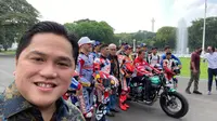 Menteri BUMN Erick Thohir saat mendampingi Presiden Jokowi menerima para pembalap MotoGP di Istana Negara. (Sumber: Instagram @erickthohir)