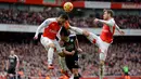Duel udara pemain Arsenal dan Leicester City dalam laga Liga Inggris di Stadion Emirates, London, Minggu (14/2/2016). (Action Images via Reuters/ Tony O'Brien)