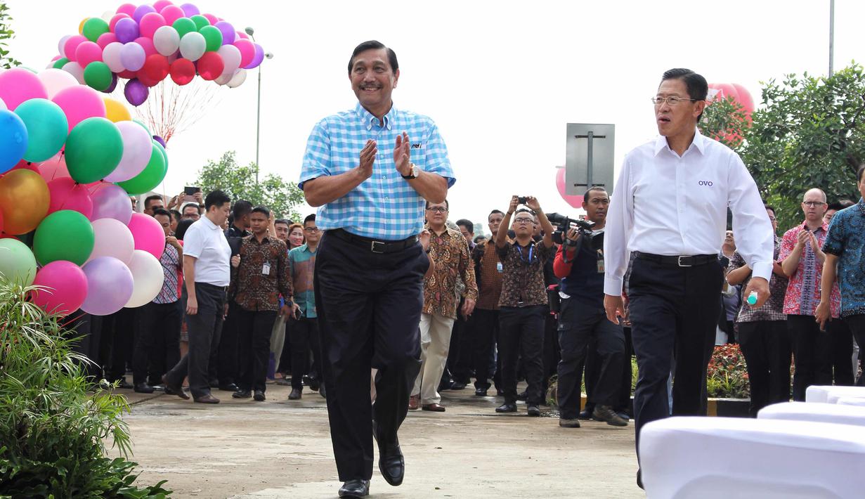 Menko bidang Kemaritiman Luhut Binsar Panjaitan menghadiri peresmian penutupan atas (topping off) bangunan dua tower pertama Meikarta, di Cikarang, Bekasi, Minggu (29/10). Penutupan dua tower pertama itu senilai Rp 1 triliun. (Liputan6.com/Pool)