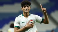 Striker Irak, Ali Jasim baru saja didatangkan klub promosi Serie A Liga Italia, Como pada awal musim 2024/2025 dari klub Irak, Al Kahrabaa dengan status bebas transfer. Ia dikontrak selama tiga tahun hingga akhir musim 2026/2027. Como menjadi klub pertamanya di Eropa. (AFP/Karim Jaafar)