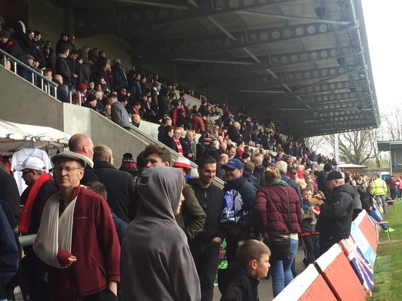 Para penonton yang memadati Broadhurst Park untuk menyaksikan pertandingan FC United of Manchester. (Bola.com/Joko Setyo Pramuji)