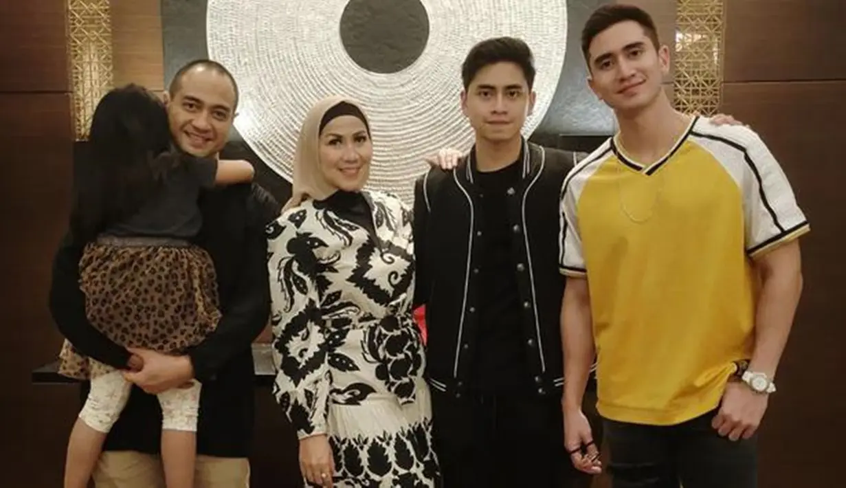 Begini potret kebersamaan Ferry dan Verrell Bramasta, Athalla Naufal dan Vania Athabina. Meski mereka memiliki kesibukan masing-masing, namun di beberapa kesempatan tak jarang anak-anak Venna Melinda membuka diri untuk menerima Ferry menjadi ayah sambungnya.(Liputan6.com/IG/@ferryirawanreal)